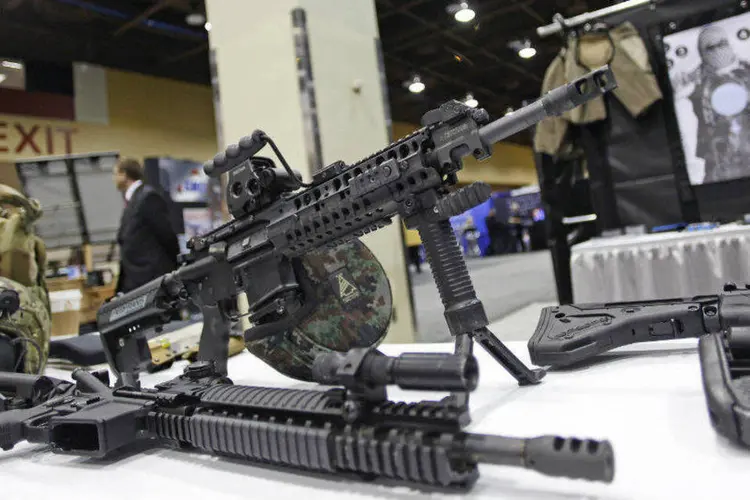 Fuzil AR-15 em exposição (Joshua Lott/Files/Reuters)