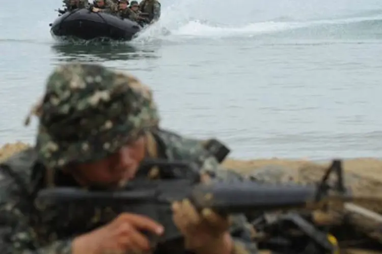 Fuzileiro naval em treinamento nas Filipinas: país teve embate entre soldados e terroristas. Conflito deixou 11 mortos (©AFP / Ted Aljibe)