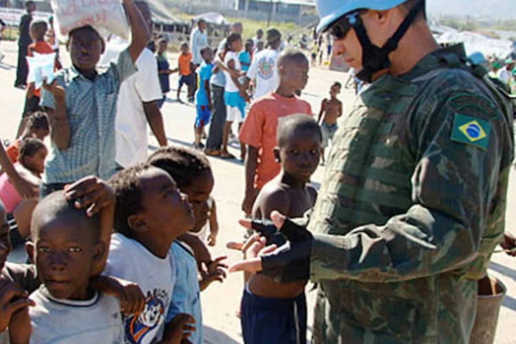 
	Fuzileiro naval em miss&atilde;o no Haiti: h&aacute; no momento 1.910 militares brasileiros no Haiti&nbsp;
 (Divulgação/ Marinha)