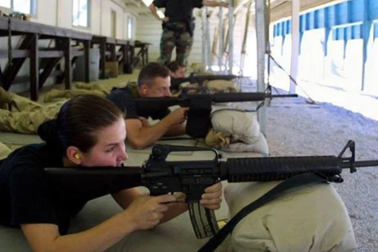 
	Membros da Utah Air National Guard testam fuzis M-16: diferen&ccedil;a b&aacute;sica entre o Bushmaster .223 e a vers&atilde;o militar do AR-15 &eacute; que a primeira n&atilde;o tem a capacidade de disparar rajadas
 (AFP/George Frey)