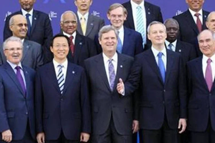 Representantes dos países-membro do G20 posam para foto coletiva em reunião em Paris (Jacky Naegelen/Reuters)
