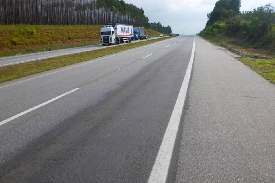 Ônibus com universitários bate, e 16 morrem em rodovia de SP