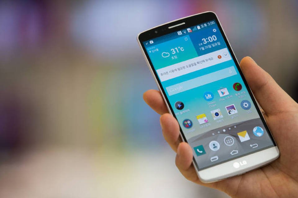 Smartphone é equipamento básico para os refugiados
