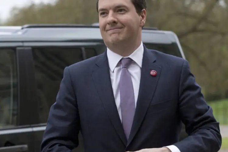 O ministro da Economia britânico, George Osborne, chega a reunião do G7: os ministros falarão hoje dos desafios econômicos e da melhor maneira de alcançar uma recuperação econômica apesar da crise na zona do euro. (REUTERS/Alastair Grant/Pool)