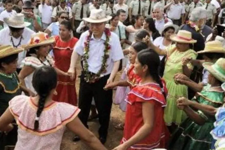 
	Ban Ki Moon, &eacute; recebido com festa na comunidade Santa Rita, Bol&iacute;via
 (AFP)