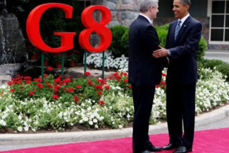 Presidente Barack Obama (direita), dos EUA, é recebido pelo premiê canadense Stephen Harper, antes da reunião do G8