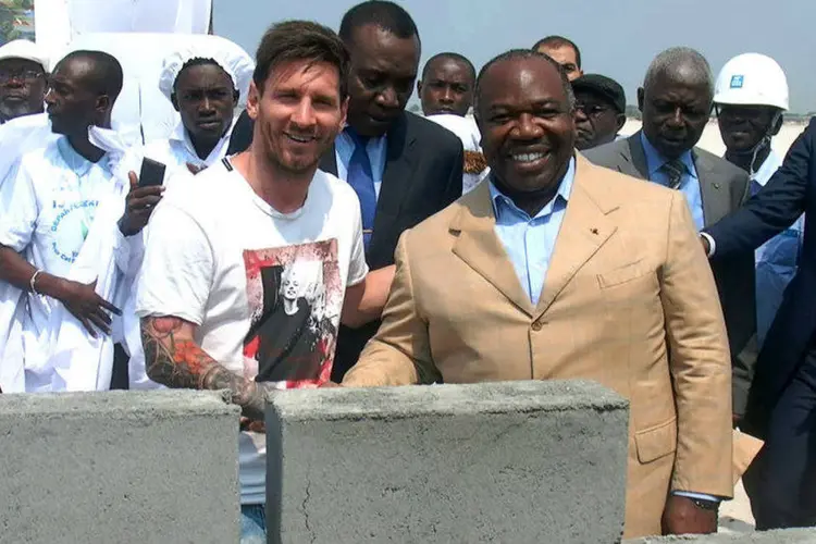 O presidente do Gabão, Ali Bongo Ondimba, cumprimenta o jogador de futebol argentino Lionel Messi (Gérauds Wilfried Obangome/Reuters)