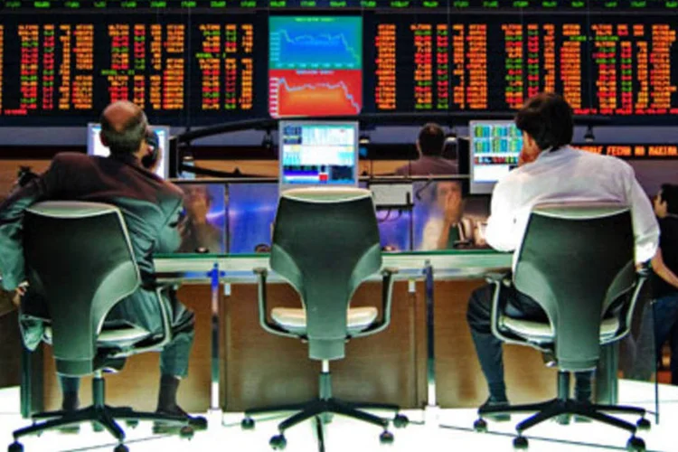 
	Ibovespa: &agrave;s 10:35, o Ibovespa ca&iacute;a 1,06%, a 52.662,16 pontos.
 (.)