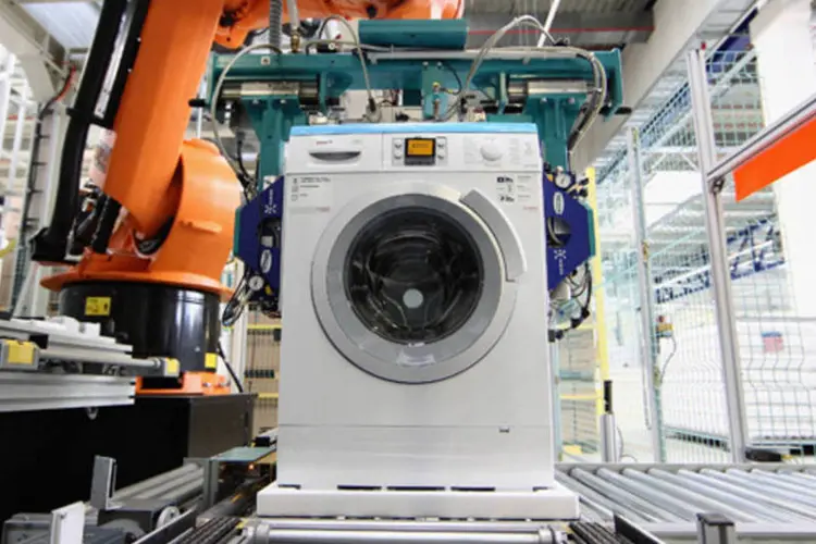
	Linha de produ&ccedil;&atilde;o da m&aacute;quina de lavar roupa da Bosh Siemens em uma f&aacute;brica na cidade de Nauen, na Alemanha: analistas esperam uma expans&atilde;o trimestral de 0,6%
 (Andreas Rentz/Getty Images)