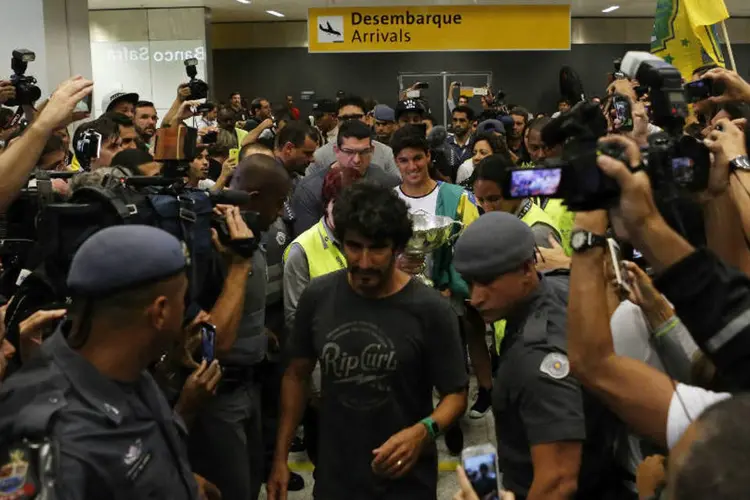 Medina em Guarulhos: atleta teve um pouco de dificuldade para deixar a área de embarque (Nacho Doce/Reuters)