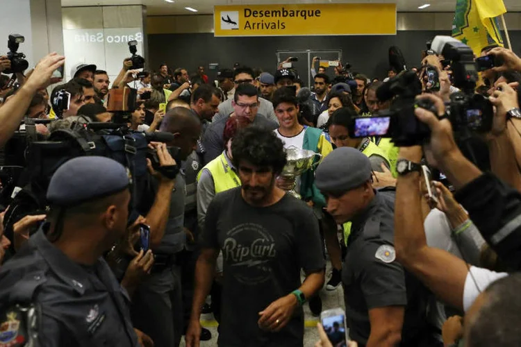 Medina em Guarulhos: atleta teve um pouco de dificuldade para deixar a área de embarque (Nacho Doce/Reuters)