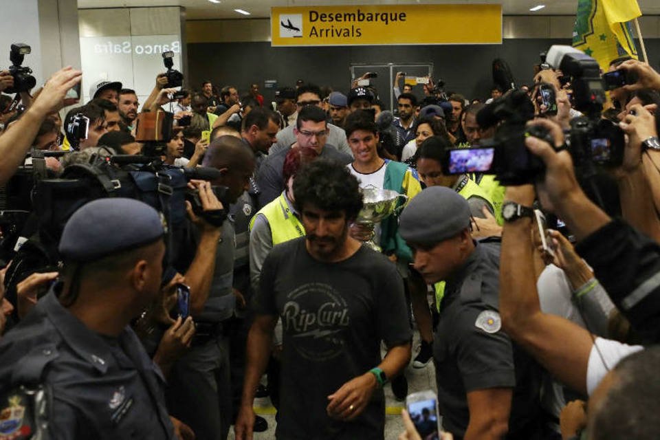 Medina é recebido com festa no Aeroporto de Guarulhos