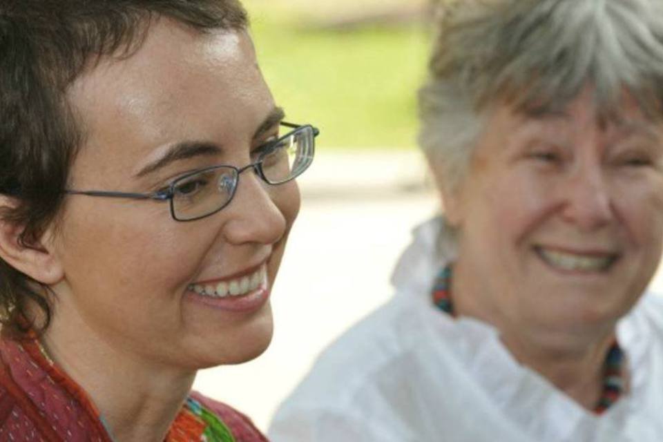 Congressista Gabrielle Giffords divulga fotos após atentado