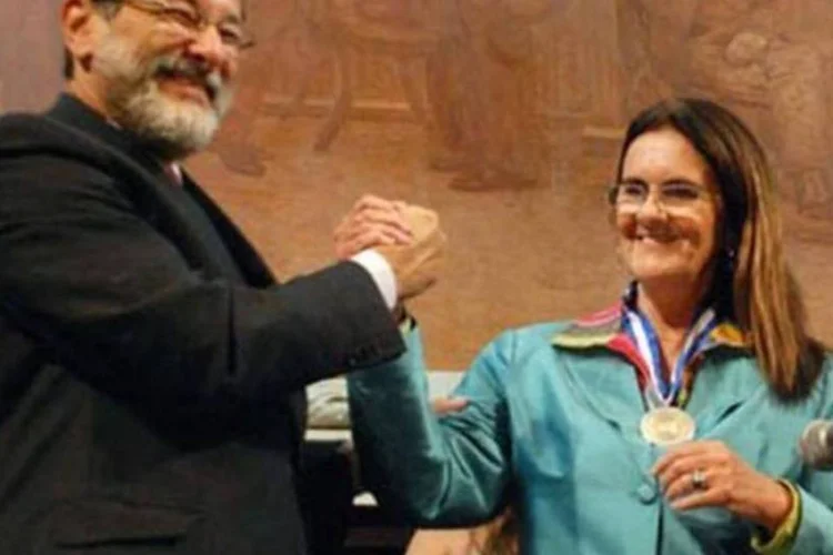 Maria das Graças Foster cumprimenta Sérgio Gabrielli: sucessão na Petrobras (AFP)