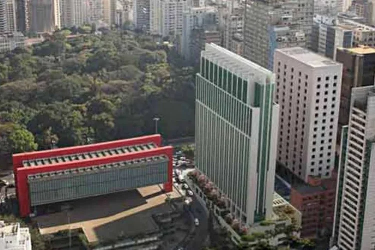 Avenida Paulista: pouco antes das 13h, a polícia recebeu uma denúncia anônima de que haveria uma bomba no local e evacuou o edifício (Divulgação)