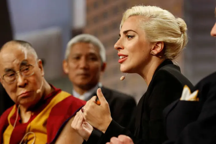 
	Dalai Lama e Lady Gaga: &quot;Para os chineses, &eacute; como se estivesse dando a m&atilde;o a Bin Laden&quot;, escreveu um usu&aacute;rio da rede social
 (Chris Bergin / Reuters)