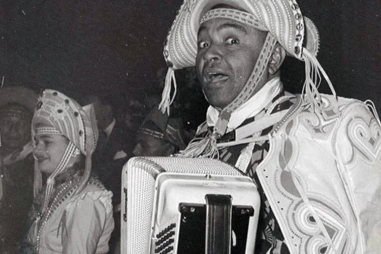 
	Gonzag&atilde;o se apresenta com o seu conjunto: al&eacute;m disso, os Correios lan&ccedil;aram um selo comemorativo em homenagem ao centen&aacute;rio do m&uacute;sico
 (Arquivo Pessoal/Abr)