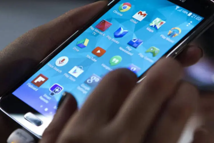 
	Smartphone Galaxy S5, da Samsung: fabricante est&aacute; contando com a quinta vers&atilde;o do celular Galaxy S para provar que segue inovadora
 (Angel Navarette/Bloomberg)