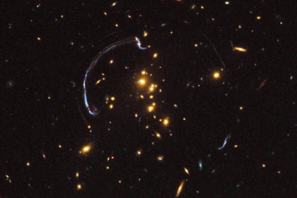 Cientistas descobrem enorme conjunto de galáxias
