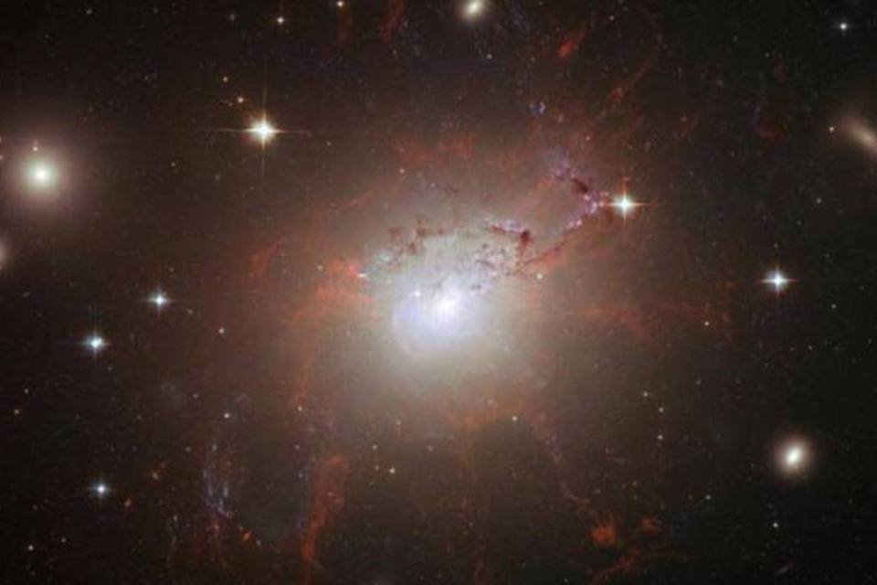 Telescópio espacial Hubble descobre 69 galáxias anãs