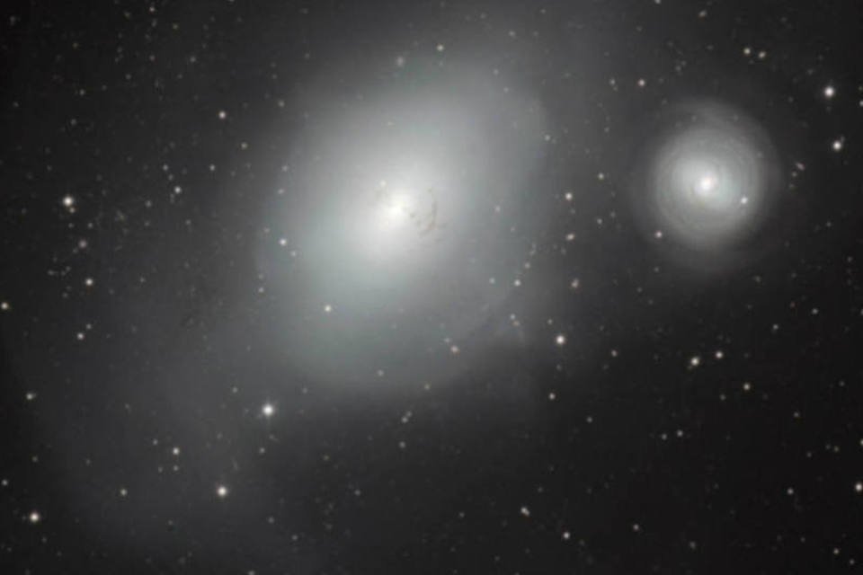 Galáxias NGC 1316 e NGC 1317 (dir): sinais sugerem que NGC 1316 pode ter engolido uma galáxia em espiral rica em poeira há cerca de três bilhões de anos atrás (Divulgação-ESO)