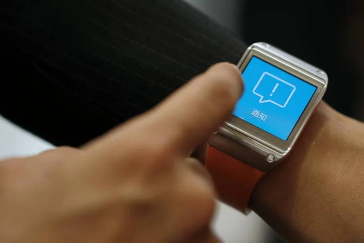Atendente mostra o uso do Galaxy Gear, o smartwatch da Samsung  (Kiyoshi Ota/Bloomberg)