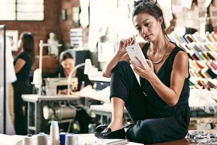 Smartphone Galaxy Note 3, da Samsung, em uso (Divulgação)