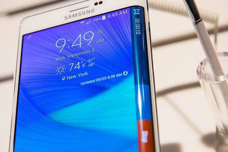 
	Galaxy Note Edge: Galaxy S6 tamb&eacute;m pode ter modelo com tela curvada na lateral
 (Andrew Burton / Getty Images)