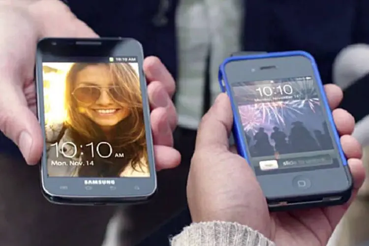 O comercial da Samsung compara o Galaxy S II com o iPhone 4S enquanto brinca com as atitudes dos fãs da Apple (Reprodução)