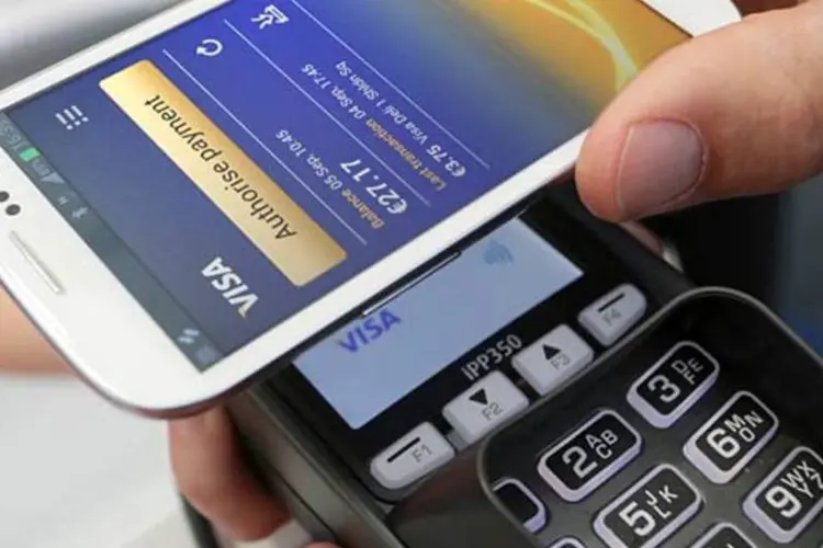 
	Pagamento via NFC, pelo celular: hoje, de modo geral, o mercado &eacute; formado por acordos bilaterais entre teles e bandeiras de cart&atilde;o de cr&eacute;dito e bancos
 (Visa)