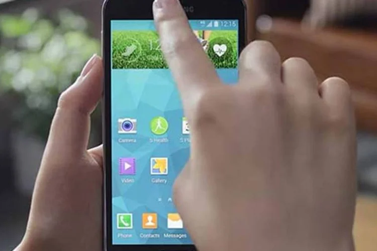 
	Smartphone Galaxy S5, com o Android: Oracle processou o Google em 2010, alegando que o Google incorporou inapropriadamente partes da linguagem Java no Android
 (Reprodução / Samsung)