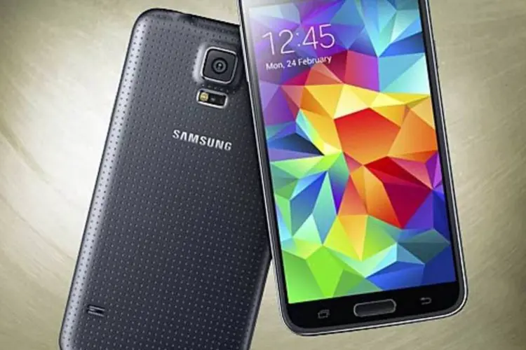 Galaxy S5: a Samsung refinou o design do aparelho, mas manteve a construção em plástico (Divulgação)