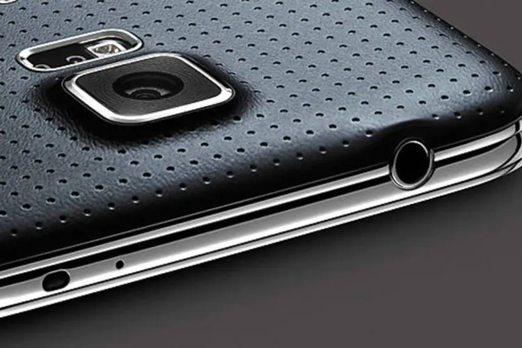 
	Vers&atilde;o Galaxy S5 Prime deve trocar a traseira de pl&aacute;stico por metal
 (Divulgação/Samsung)