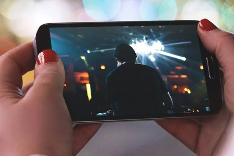 
	Smartphone da Samsung: os novos modelos ter&atilde;o acabamento met&aacute;lico
 (Reprodução/Samsung.com)
