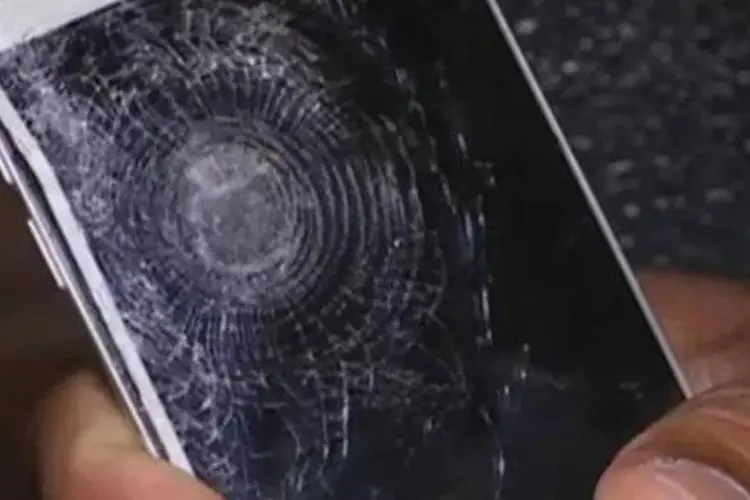 Smartphone: Galaxy S6 protegeu homem de estilhaço (Reprodução/GVTV)
