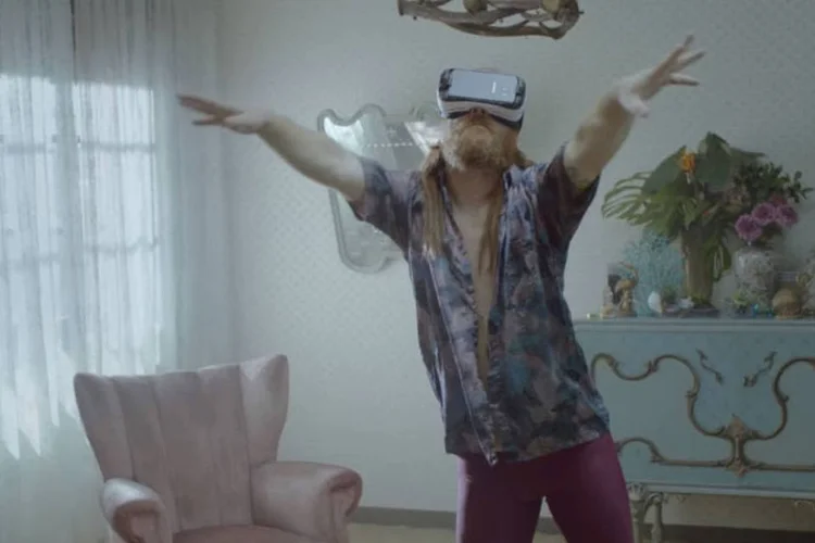 
	Filme do Galaxy S7: o primeiro v&iacute;deo traz um homem barbudo e de cabelos longos numa banheira de espuma
 (Divulgação)