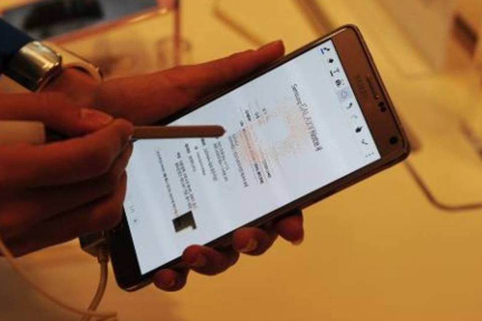 
	O Galaxy Note 4: o aparelho pode ser entortado e desentortado com as m&atilde;os
 (Kim Dong-Hyun/AFP)