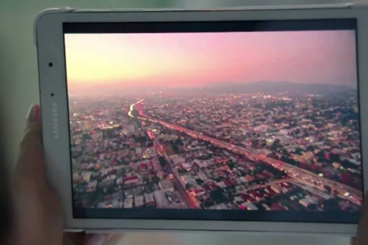 Comercial do Galaxy Tab: propaganda exibe e cita nominalmente os adversários, ao mesmo tempo que promove as funções de seu gadget (Reprodução/YouTube)