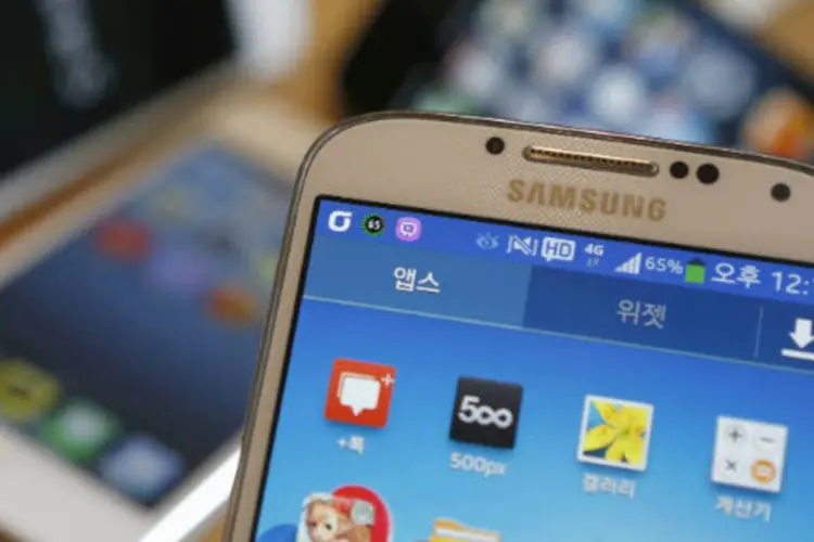 
	Com o Galaxy S4, a Samsung Electronics tem o objetivo de ultrapassar a marca de 40 milh&otilde;es de unidades no mundo todo, a mesma atingida por seu antecessor, o Galaxy S3
 (REUTERS/Kim Hong-Ji)
