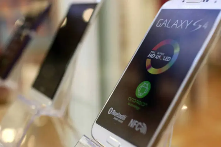 
	Smartphone da Samsung: os smartphones representam mais da metade do lucro da Samsung
 (Andrey Rudakov/Bloomberg)