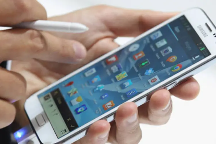 
	As vendas do Samsung Note II ainda est&atilde;o bem aqu&eacute;m das vendas do iPhone5
 (Divulgação)