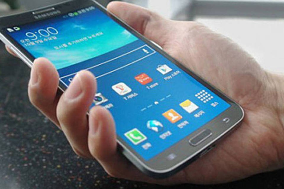 Samsung lança smartphone Galaxy com tela curva e flexível