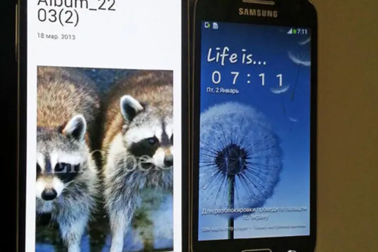 Galaxy S4 e suposto Galaxy S4 mini: imagem publicada pelo site SamMobile compara o recém-lançado smartphone e sua possível versão mini (SamMobile)