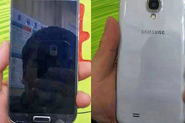 
	Imagens mostram o suposto Galaxy S IV. Segundo as fotos divulgadas, o novo smartphone da Samsung ter&aacute; design similar ao Galaxy S III
 (Divulgação)