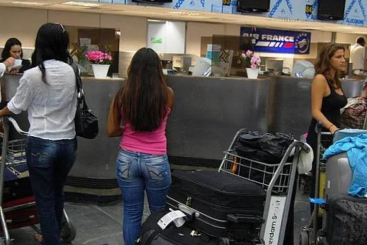 Área de check-in do aeroporto do Galeão (Wikimedia Commons)