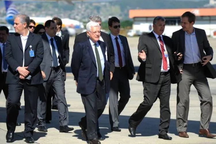 
	Simula&ccedil;&atilde;o de opera&ccedil;&otilde;es no Gale&atilde;o: para ministro, Terminal 2 est&aacute; melhor preparado, estruturalmente, do que Terminal 1, mas Gale&atilde;o n&atilde;o vai precisar de reparos antes da abertura da Copa
 (Tomaz Silva/Agência Brasil)