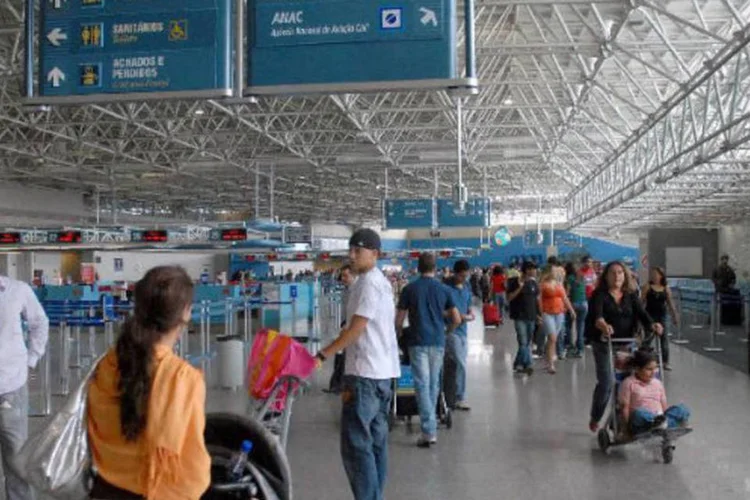
	Movimenta&ccedil;&atilde;o no Aeroporto do Gale&atilde;o: Rio e Belo Horizonte s&atilde;o duas das 12 subsedes da Copa 2014, por isso as obras em seus aeroportos requerem certa urg&ecirc;ncia
 (Wilson Dias/Abr)