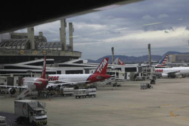
	Avi&otilde;es da TAM no aeroporto Gale&atilde;o, no Rio de Janeiro
 (REUTERS/Ricardo Moraes)