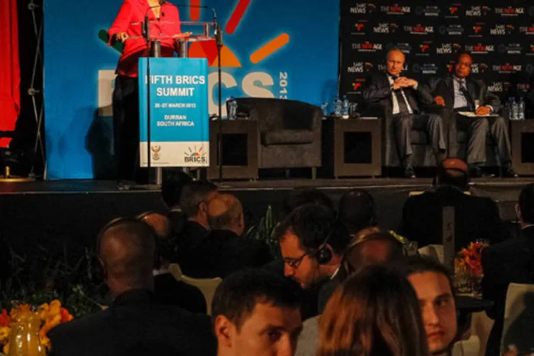 
	Dilma discursa durante a 5&ordf; C&uacute;pula do BRIC: a proposta &eacute; criar um fundo, estimado em US$ 100 bilh&otilde;es, para ajudar pa&iacute;ses emergentes com problemas financeiros
 (Roberto Stuckert Filho/PR)