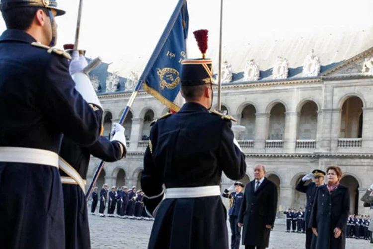 
	Dilma durante cerim&ocirc;nia oficial de chegada na Fran&ccedil;a: a presidente espera encontrar em Hollande um aliado para seus pronunciamentos contra a austeridade que domina a Europa
 (Roberto Stuckert Filho/PR)